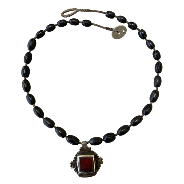 BlackBeads_RedGlass1